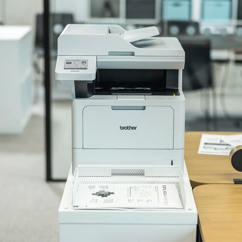 Brother MFC-L5715DN op een kast