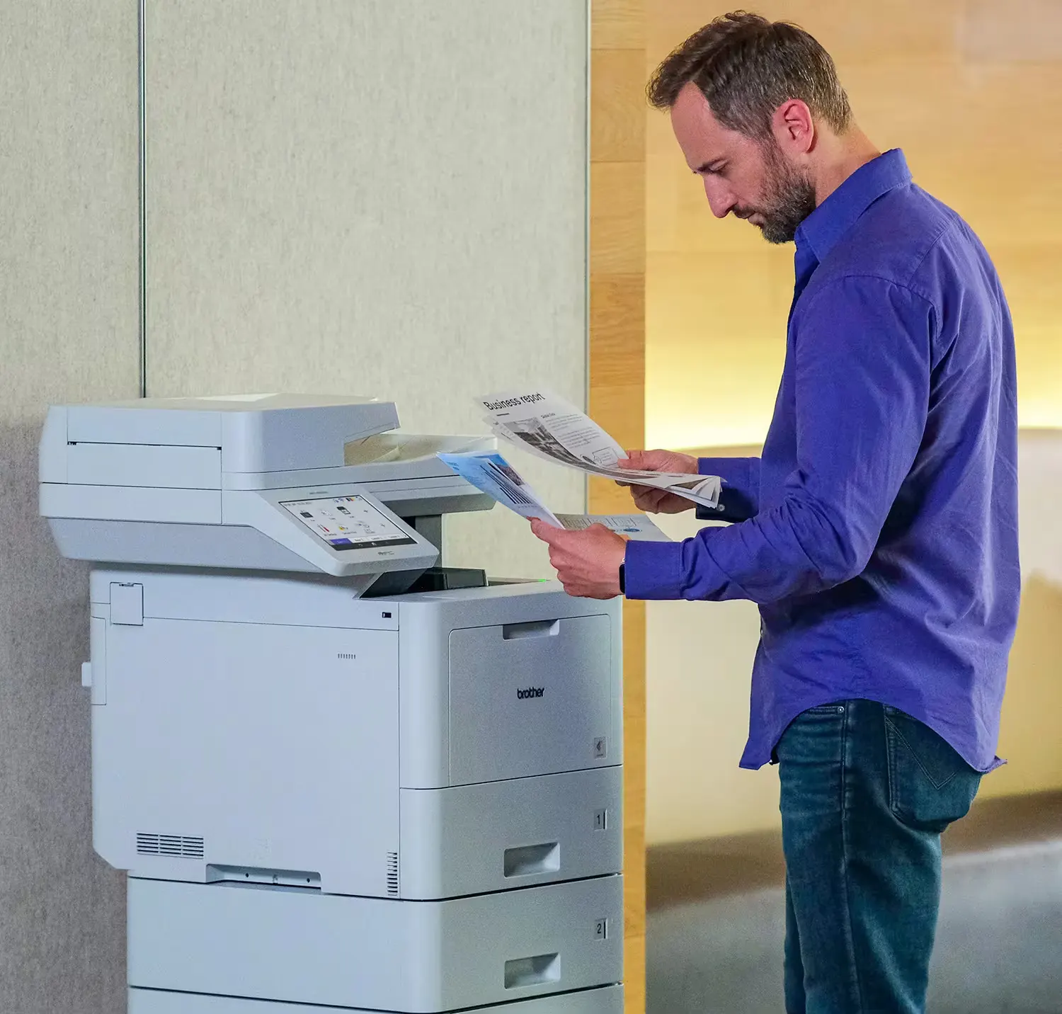 Brother MFC-L9630CDN man bij printer
